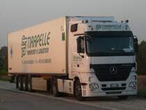 MB Actros MP2 mit Khlauflieger  Tirapelle  aus Italien am Abend des 28.09.11 in Wrnitz