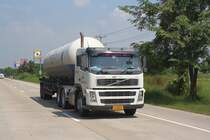 VOLVO FM mit Zementsilosattel am 25.Okt. 2011 auf dem Highway Nr.1 bei Nakhon Lampang.