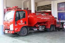 Lschwagen der Marke ISUZU ELF NMR 130 am 01.Nov. 2011 in der Feuerwache Patong.