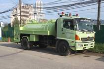  HINO 300 MEGA FC  als Fkalienpumpen-LKW am 02.Nov. 2011 bei der Klranlage in Patong