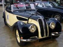 BMW 327/28 Cabriolet. 1937 - 1941. Bei diesem Sportzweisitzer handelt es sich um einen BMW 327, der mit dem 6-Zylinderreihenmotor des BMW 328 lieferbar war. Dieser Motor hatte einen Hubraum von 1.971 cm und leistete 80 PS. Der Preis belief sich auf 8.130,00 Reichsmark. Der abgelichtete Wagen wurde 1941 nach Schweden geliefert. Classic Remise am 01.11.2011.