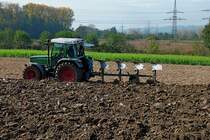 Fendt Farmer 308C mit angebautem 4-Schar-Wendepflug bei der Arbeit, Allradschlepper mit 4-Zyl.Dieselmotor und 86PS, Okt.2011 