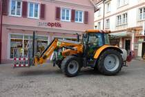 Massey Ferguson mit angebauter Arbeitsbhne, gesehen in der Innenstadt von Lahr, Nov.2011