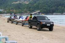 Allmorgentliche Routine: dieser FORD Ranger bringt auch am 04.Nov. 2011 seine 4 JetSki an den Standplatz am Patong-Beach.