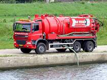 GINAF X3335 S steht mit angekuppelten Saugschlauch am Rhein bei Rhenen;110905