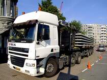 DAF CF85.430 wartet mit einer Ladung Betonfertigteile in Rotterdam auf die Entladung; 110902