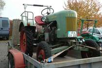 Fendt Dieselross steht  huckepack  auf einem Anhnger im Freigelnde bei der Bulldog-Messe in Alsfeld, Oktober 2011