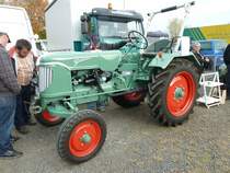 Gldner steht auf dem Freigelnde bei der Bulldog-Messe in Alsfeld, Oktober 2011