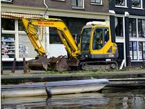 EC55B wartet samt Schaufelzubehr in Amsterdam auf Arbeit;110904