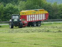 Deutz Agrotron 165.7 mit P�ttinger-Ladewagen, am 15.05.08 in 36100 Petersberg-Marbach