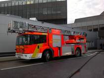 Drehleiter der Aiport Feuerwehr Hannover, am 29.10.11 zwischen Termial  A & B (Abflugebene)