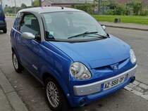 Kleinwagen AIXAM A.721 gesehen in den Straen von Strasbourg am 29.10.2011.Dieser Wagen hat einen 2 Zylindermotor von 400 ccm und hat eine Leistung von 5 Ps.