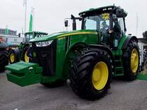 JD-8360R; 291kW; steht mit einem Eigengewicht von 13000kg zum  Testsitzen  bereit;110912