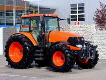 KUBOTA M130X; 103kW; 40km/h; hat 24Vor-,und 24Rckwrtsgnge sowie 3 Gruppen Kriechgnge;110912