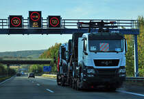 Tieflader mit neuen MAN-Sattelzugmaschinen auf der A61 bei Sinzig - 29.09.2011