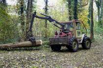MB trac 900, mit angebautem Greifarm bei Forstarbeiten, der Allradschlepper von Mercedes-Benz wurde gebaut von 1981-91, mit 4-Zyl.Diesel und 90PS, Nov.2011