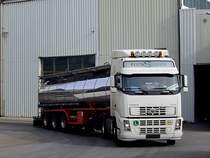 VOLVO FH12 der Sped.Fuchsluger mit Tankaufsattelauflieger zum Transport von flssigen Nahrungsmitteln;111105