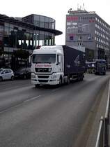 MAN TGX mit Container Sattelauflieger am 03.11.11 in Frankfurt Ost 