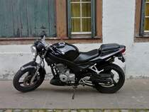 Dieses Daelim Motorrad stand am 31.10.2011 auf einem Brgersteig abgestellt.