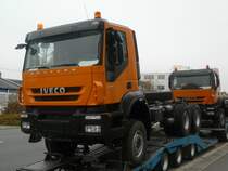 Fabrikneuer Iveco Trakker 410 auf einem Autotransporter, Nrnberg, 01.11.2011