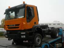 Fabrikneuer Iveco Trakker 310 auf einem Autotransporter, Nrnberg, 01.11.2011