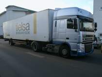 DAF mit einem einachsigen Hnger,am 10.November 2011,vor einem Supermarkt in Bergen/Rgen.