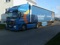 Dieser Mercedes-Sattelzug stand,am 10.November 2011,im Industriegelnde in Bergen/Rgen.