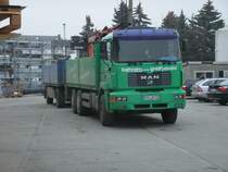 Am 07.November 2011 stand dieser MAN-Hngerzug auf dem Hof von einem Baustoffhandel in Bergen/Rgen.