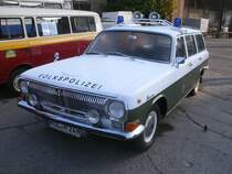 Vor dem Eingang,zur Modellbahnausstellung im ehmaligen Postbahnhof in Berlin stand,am 29.Oktober 2011,dieser Wolga nur als Fotomotiv.