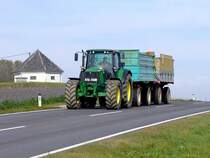 JD-6920 ist mit zwei leeren Zweiachshngern wieder am Nachhauseweg;111105