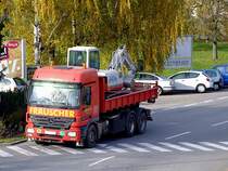 ACTROS-2658 transportiert im Wechselcontainer einen kleinen Bagger samt Schaufelzubehr;111104