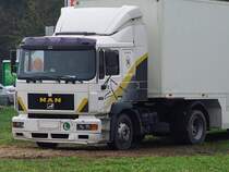 MAN 14.264; karrt im Dienste eines Zirkusunternehmens Auflieger von einem zum nchsten Tourneeort; 111031