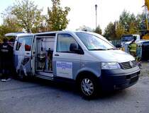 VW-T5 stellt bei einer Feuerwehrveranstaltung hydraulische Bergescheren vor;111022