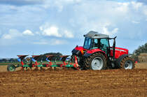 Massey Ferguson 640 beim Pflgen auf einem Acker bei Euskirchen - 20.10.2011