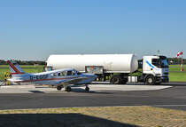 Renault 420 Tanksattel bei der Befllung der Flugbenzin-Tankstelle am Flugplatz Bonn-Hangelar, im Vordergrund Piper Sportflugzeug - 30.09.2011