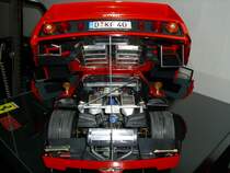 Pocher Ferrari F40, Mastab 1:8, Heckansicht,
Schalldmpfer, Domstrebe in Alu, berrollbgel Stahl