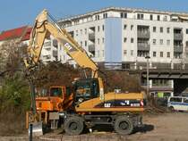 Bagger in Berlin Ostkreuz - M322C von Caterpillar. 12.11.2011