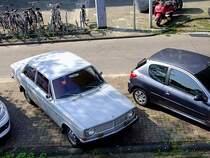 Volvo 142 140´er;  parkt entlang einer Gracht in Amsterdam;110903