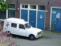 R4 wartet in einer Gasse in Amsterdam auf die nchste Ausfahrt;110903