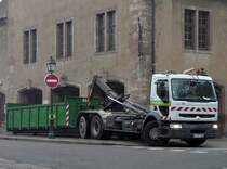 Am 31.10.2011 wird dieser Container von einem LKW bei einer Baustelle abgestellt.