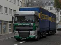 DAF XF Hngerzug in den Straen von Strasbourg unterwegs am 31.10.2011. Der Hnger ist ein Dreiachser.
