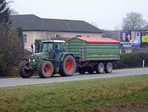 Fendt 820-Vario zieht einen Planenabgedeckten Tandemachskipper hinter sich her;11115