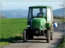 Steyr Traktor 1, gebaut zu beginn der 50ziger Jahre, dabei laut Besitzer, noch fast t�glich im Einsatz, aufgenommen bei einem Spaziergang am 14.11.2011