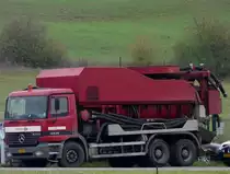 M-B Actros 3335 mit Sonderaufbau zur Abflusskanalreinigung auf dem chip festgehalten bei tr�bem Wetter am 24.10.2011.