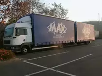 Am Sonntagmorgen,vom 13.November 2011,stand dieser MAN-H�ngerzug auf dem Parkplatz an einem Supermarkt in Bergen/R�gen.