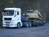 Mit einem Raupenbagger auf der Ladefl�che stand dieser MAN,am 12.November 2011,am Kleinbahnhof in G�hren,um den Bagger hier abzuladen.