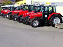 MF-5425 wartet mit sechs weiteren MF´s bei einem Landmaschinenh�ndler auf die Abholung;111106