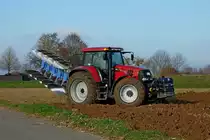 Case CVX1155 mit angebautem 5-Schar-Wendepflug, der Allradschlepper hat 155PS, Nov.2011