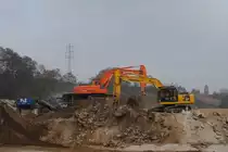 Beim R�ckbau einer Fabrik in Herzogenrath wird um die Wette gebaggert.
Komatsu PC 240 NLC und Doosan DX 300LC