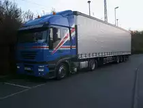 Warten mu�te dieser IVECO-Sattelzug,am 01.November 2011,in Bergen/R�gen bis sein Vorg�nger am Baumarkt abgeladen hat.